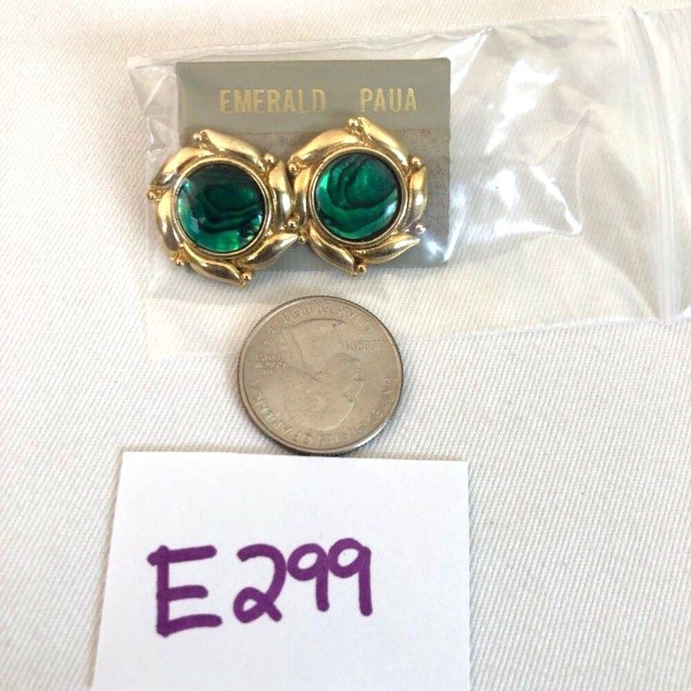 Emerald Paua Shell Round Pierced Stud Earrings NOC - Picture 4 of 5